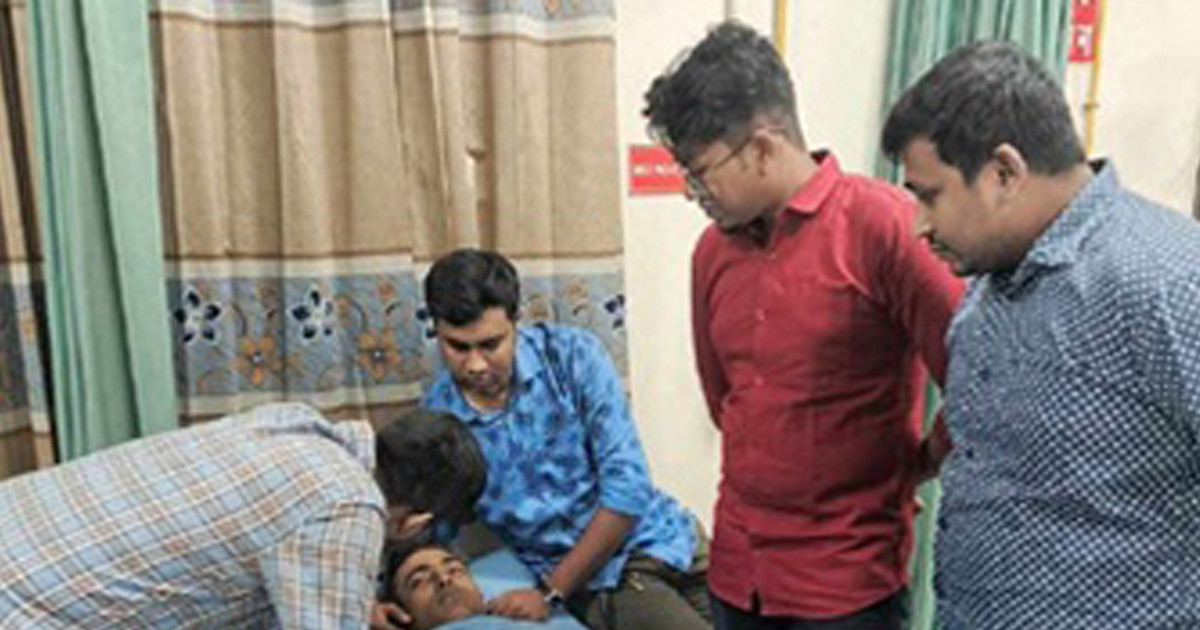 ‘বড় নেতা হয়ে গেছো’ বলেই চলে একের পর এক কোপ