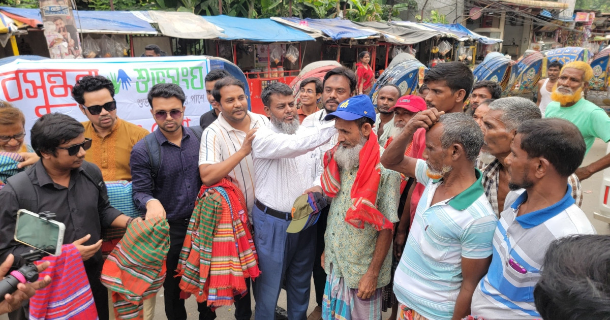 শ্রমিক দিবসে রিকশা চালকদের পাশে নারায়ণগঞ্জ 'বসুন্ধরা শুভসংঘ'