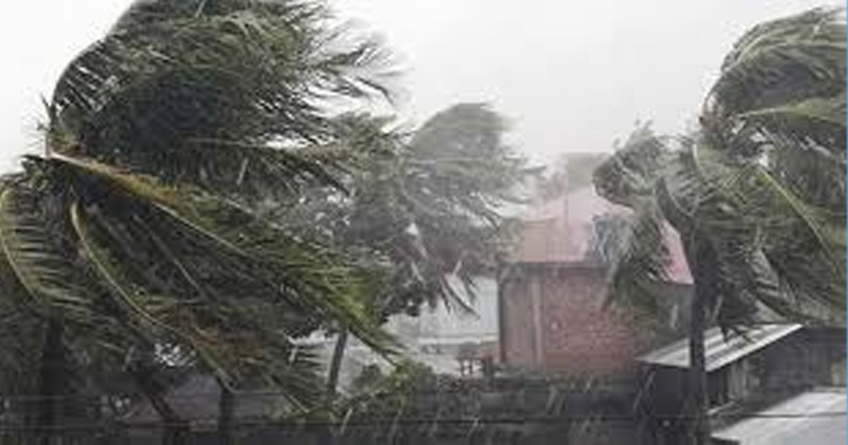 ধেয়ে আসছে ১৭ জেলায় ৬০ কিমি বেগে বজ্রসহ ঝড় বৃষ্টি