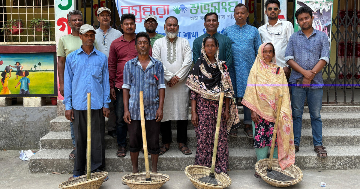 পীরগঞ্জে শ্রমিকদের মাটিকাটার উপকরণ দিলো বসুন্ধরা শুভসংঘ