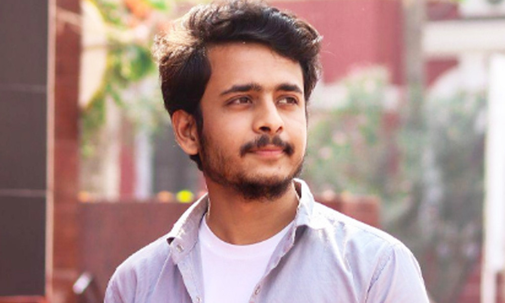 ফুলের ছবি তুলতে গিয়ে ট্রেনে কাটা পড়লো ফটোগ্রাফার