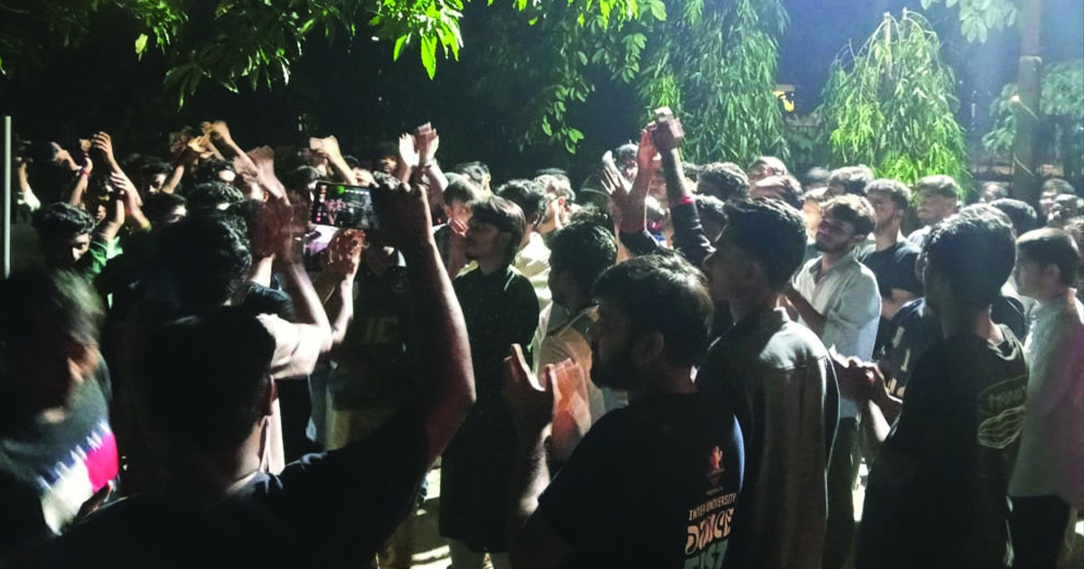 শিক্ষকের গায়ে হাত তোলার প্রতিবাদে মধ্যরাতে উত্তাল খুবি ক্যাম্পাস