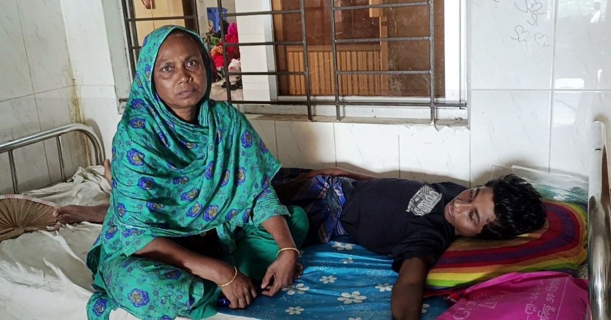 রাস্তার পাশে পড়া থাকা আসাদুলের পরিচয় মিলেছে, ভর্তি হাসপাতালে