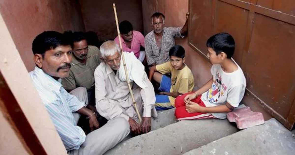 বাঙ্কার সংস্কারে কাশ্মীরের মানুষ, থমথমে পরিস্থিতি