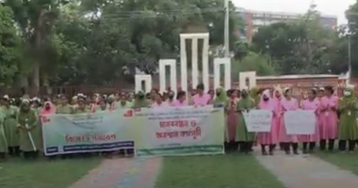 গোপালগঞ্জে নার্স-মিডওয়াইফ শিক্ষার্থীদের অবস্থান কর্মসূচি