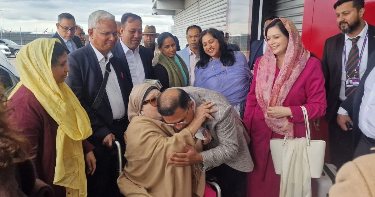 হিথ্রো বিমানবন্দর ছাড়ার আগে মা-ছেলের আবেগঘন মুহূর্ত