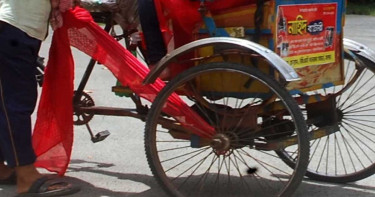 রাজধানীতে অটোরিকশার চাকায় ওড়না পেঁচিয়ে এক নারীর মৃত্যু