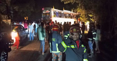 দিনাজপুরে যাত্রীবাহী বাস ও ট্রাকের মুখোমুখি সংঘর্ষে নিহত ১