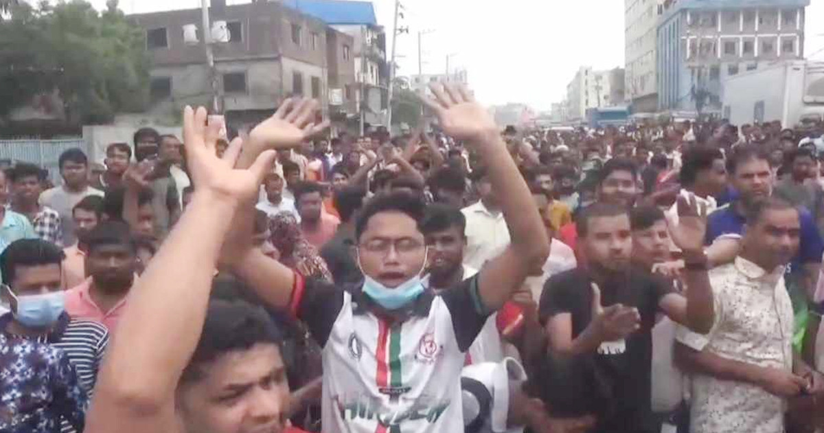 গাজীপুরে বাস চাপায় নারী শ্রমিক মৃত্যুর ঘটনায় মহাসড়ক অবরোধ