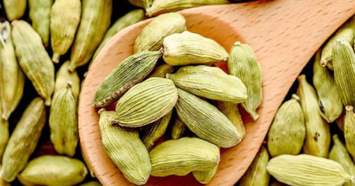 রাতে ঘুমানোর আগে এলাচ খেলে যা ঘটবে শরীরে