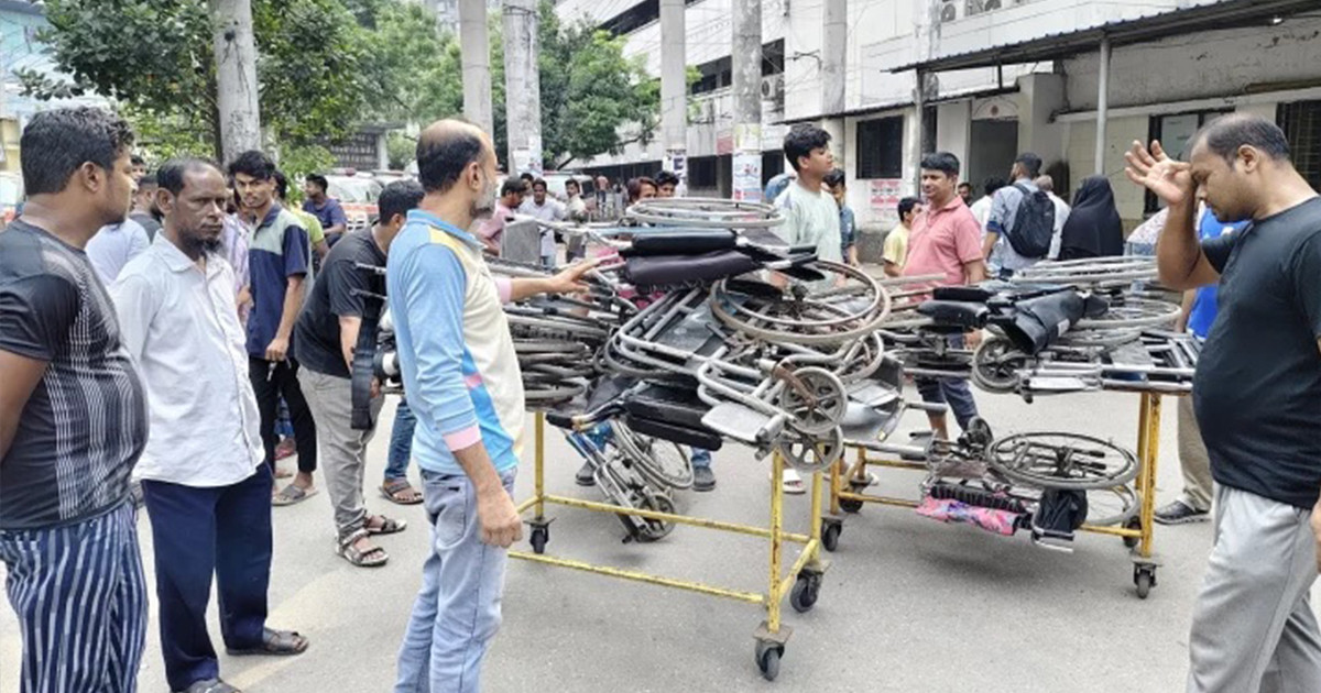 ঢামেকে জরুরি বিভাগের সামনে থেকে ২১টি অবৈধ হুইলচেয়ার জব্দ