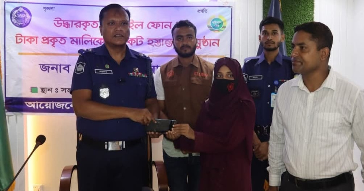 পিরোজপুরে হারানো ২৫ মোবাইল পেয়ে খুশি তারা