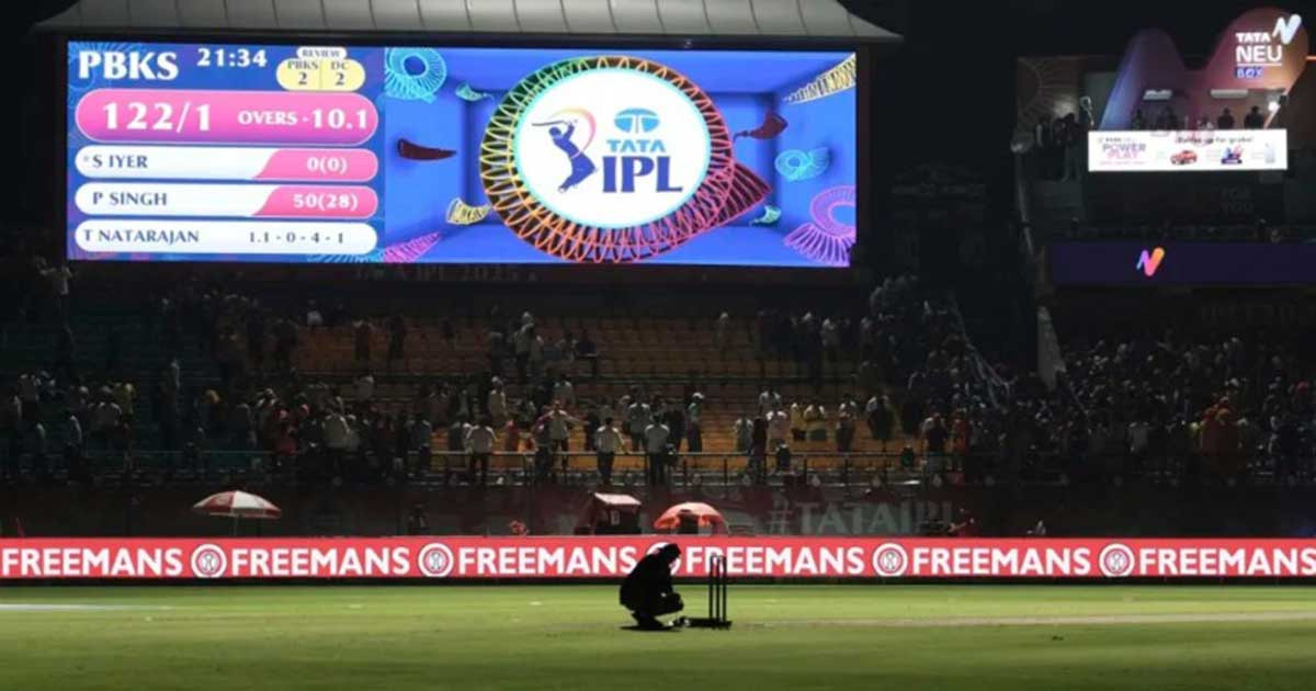 আইপিএল চলাকালে ভারতে পাকিস্তানের হামলা, আলো নিভে যাওয়ায় ম্যাচ পরিত্যক্ত