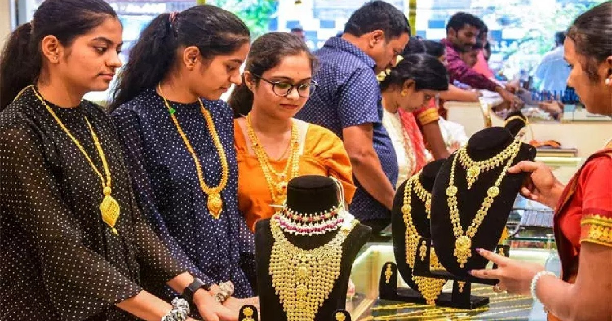 স্বর্ণের কমে যাওয়া দাম আজ থেকে কার্যকর