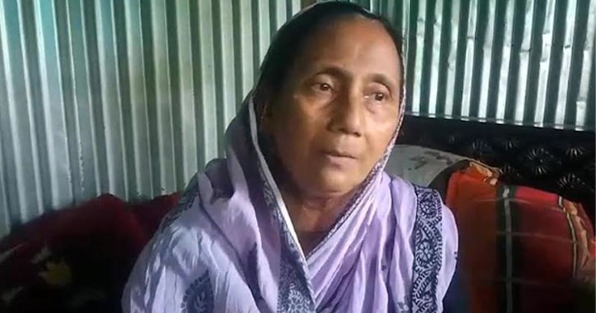 ‘তোর মা এখান থেকে না গেলে তোকে খুন করব’