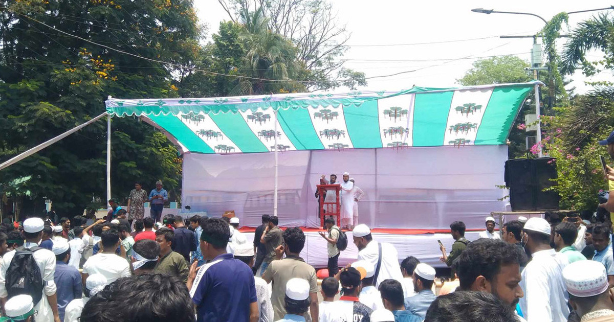 যমুনা থেকে সরে মঞ্চের সামনে আন্দোলনকারীরা