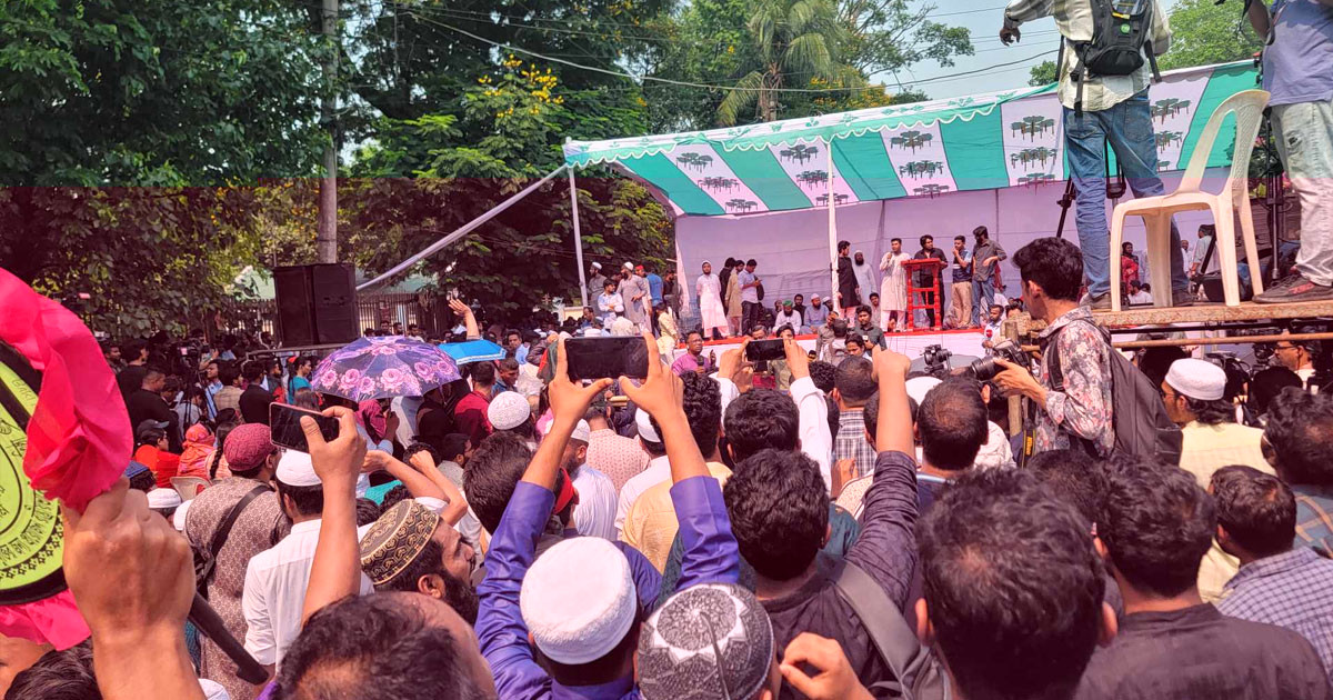 মঞ্চে জুমার নামাজ আদায় আন্দোলনকারীদের, সমাবেশ শুরু