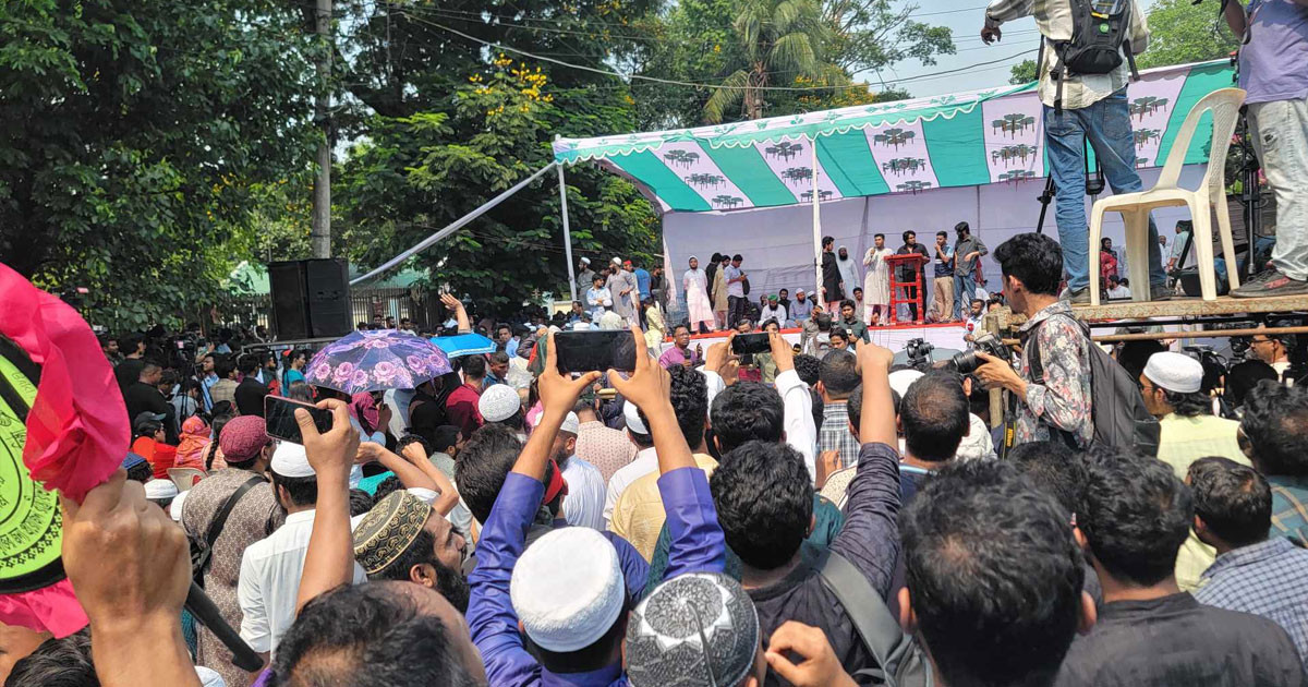 মঞ্চে জুমার নামাজ আদায় আন্দোলনকারীদের, সমাবেশ শুরু