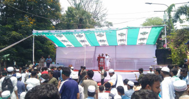 যমুনা থেকে সরে মঞ্চের সামনে আন্দোলনকারীরা