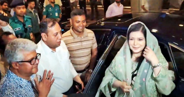 সড়কে সাধারণ যানবাহনের সঙ্গেই ছিল জোবাইদার গাড়ি