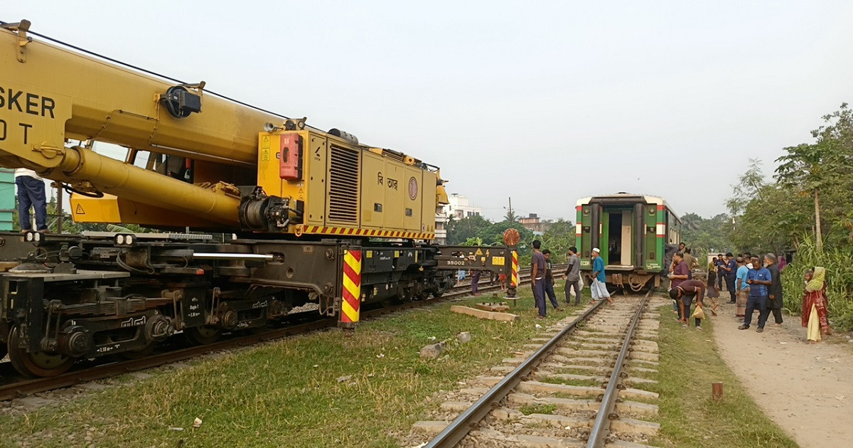 লাইনচ্যুত বগি উদ্ধার, ট্রেন চলাচল স্বাভাবিক