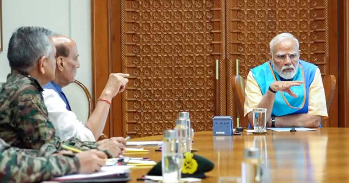 শীর্ষ সামরিক কর্মকর্তাদের সঙ্গে বৈঠকে মোদি