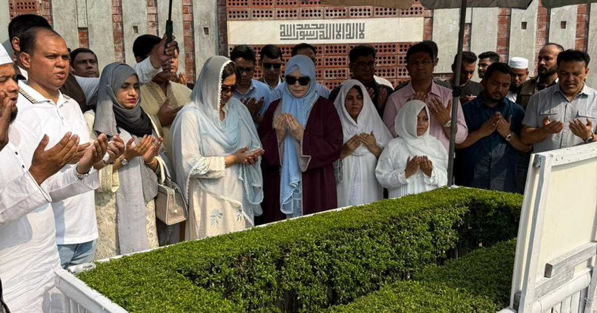 আরাফাত রহমান কোকোর সমাধিতে শামিলা ও জোবাইদা রহমানের শ্রদ্ধা