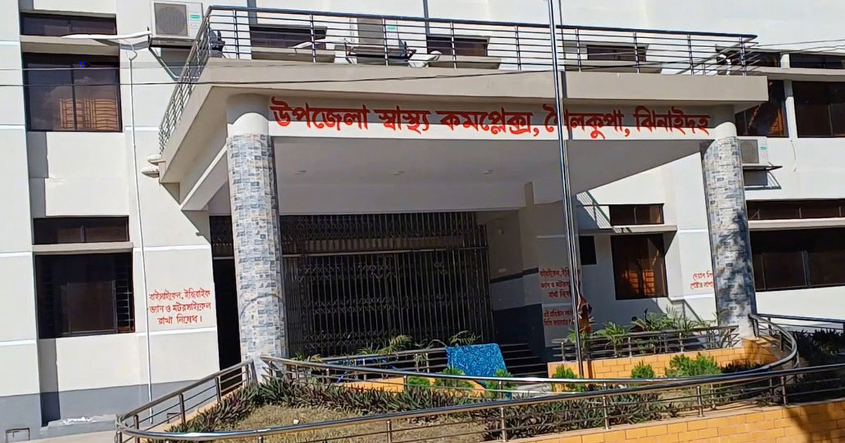 সাপকে পানি খাওয়াতে গিয়ে প্রাণ গেল সাপুড়ের