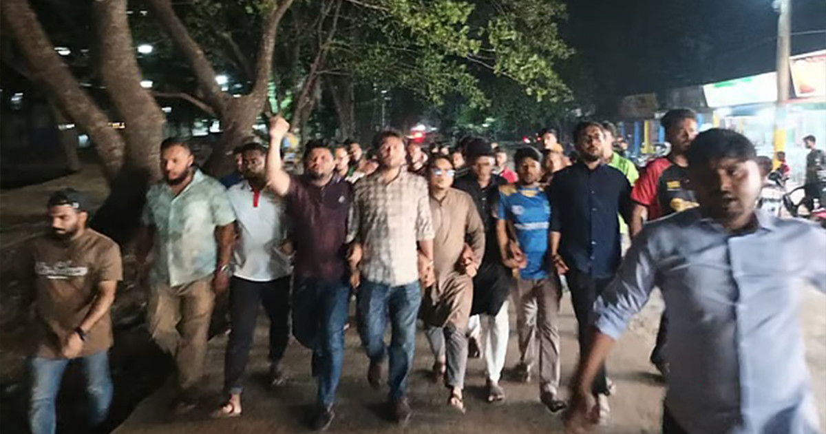 আ. লীগের কার্যক্রম নিষিদ্ধের খবরে জাহাঙ্গীরনগরে আনন্দ মিছিল