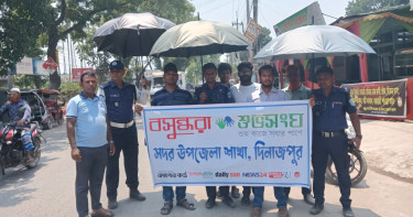 দিনাজপুরে বসুন্ধরা শুভসংঘের ছাতা, খাবার পানি ও স্যালাইন বিতরণ