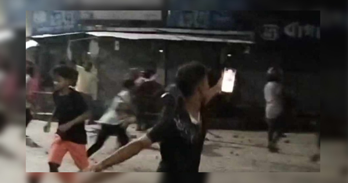 উচ্চ শব্দে হর্ন বাজানোয় ক্ষিপ্ত হয় গ্রামবাসী, অতঃপর লঙ্কাকাণ্ড!