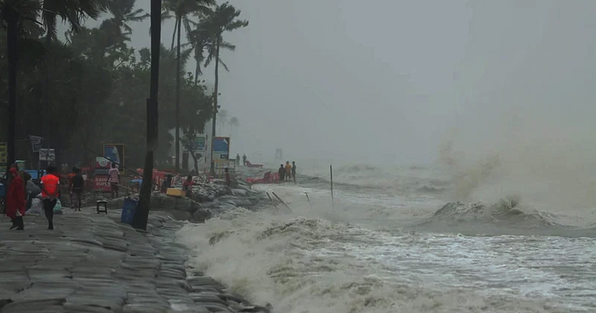 রাতের মধ্যে ১৫ অঞ্চলের নদীবন্দরে ঝড়ের আভাস