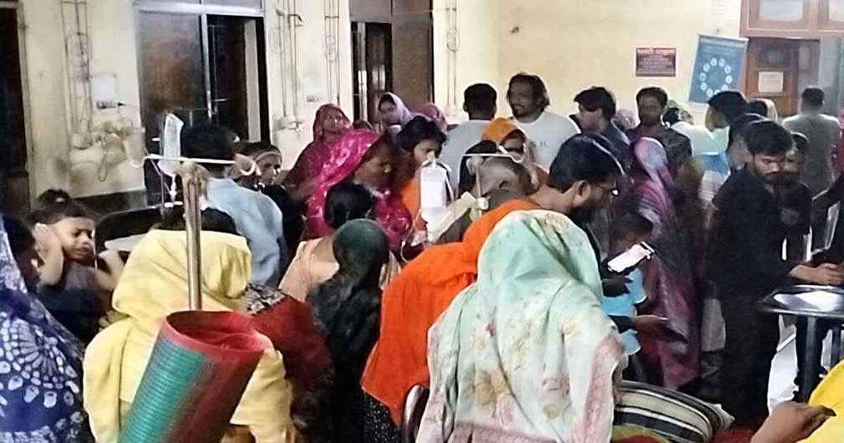 স্ত্রী-সন্তানদের হত্যাচেষ্টা, নিজের গলাও কাটলেন যুবক
