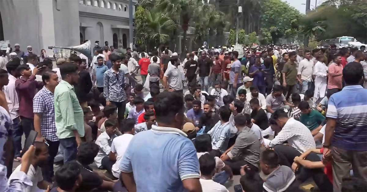 ইশরাককে মেয়রের দায়িত্ব বুঝিয়ে না দেয়ায় বিক্ষোভ