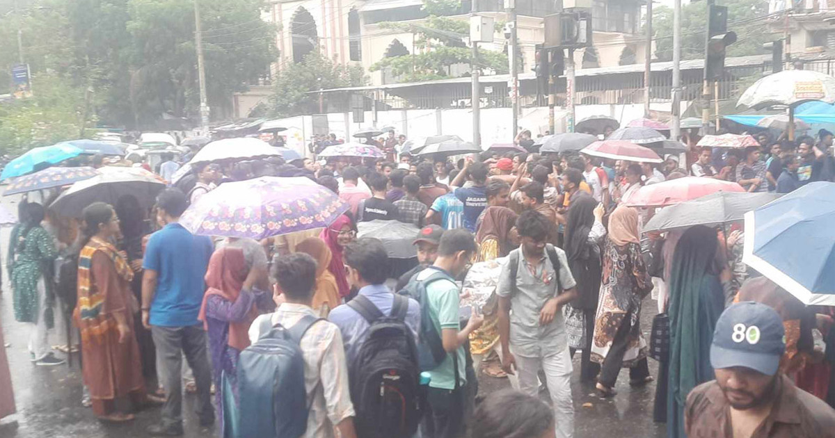 পুলিশে সঙ্গে সংঘর্ষে আহত ৫০, কাকরাইল না ছাড়ার ঘোষণা জবি শিক্ষার্থীদের