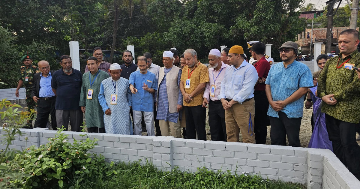 পিতামাতা-পূর্বপুরুষদের কবর জিয়ারত করলেন ড. ইউনূস