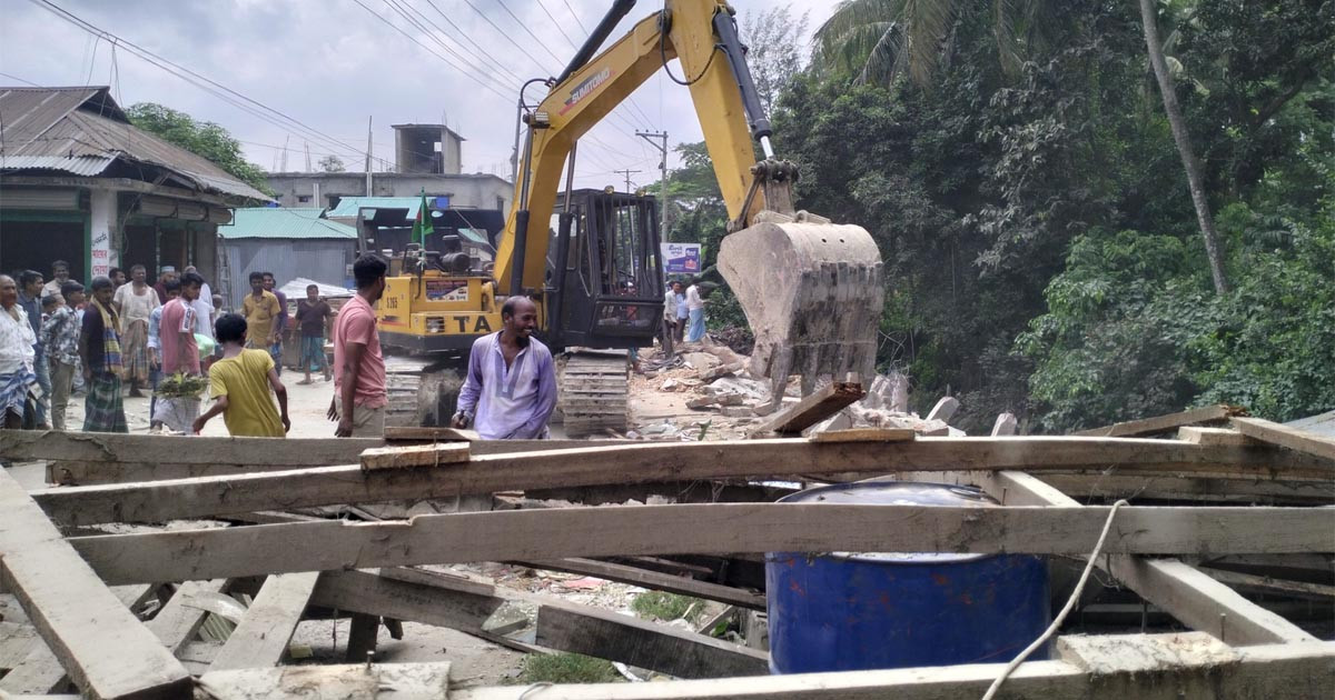 প্রশাসনের কষাঘাতে উড়ে গেল দোকান, প্রাণ ফিরে পেল খাল