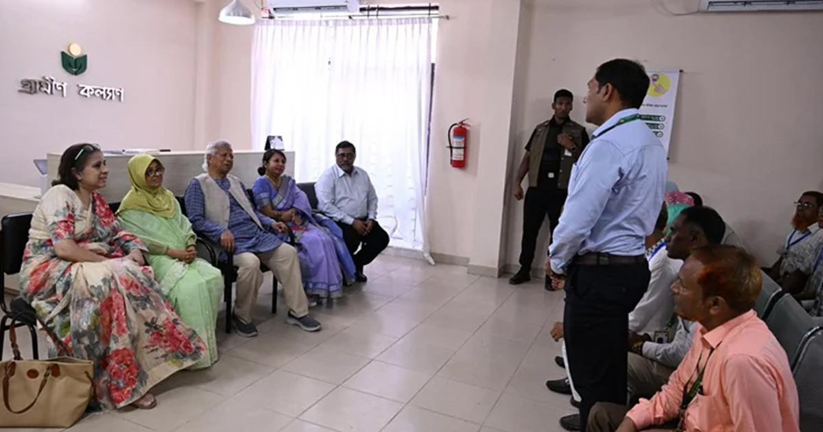 গ্রামীণ ব্যাংকের প্রথম শাখা পরিদর্শন করলেন প্রধান উপদেষ্টা