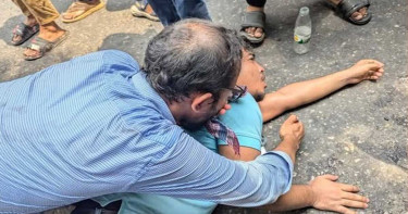 জবি শিক্ষার্থীকে বাঁচাতে মানবঢাল হয়ে দাঁড়ালেন শিক্ষক