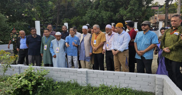 পিতামাতা-পূর্বপুরুষদের কবর জিয়ারত করলেন ড. ইউনূস