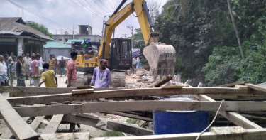 প্রশাসনের কশাঘাতে উড়ে গেল দোকান, খালে ফিরল প্রাণ