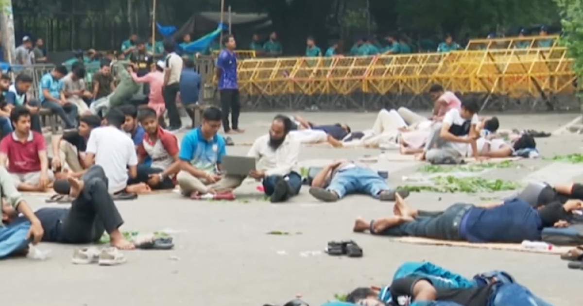রাত কেটেছে সড়কেই, দ্বিতীয় দিনেও তিন দাবিতে অনড় জবি শিক্ষার্থীরা