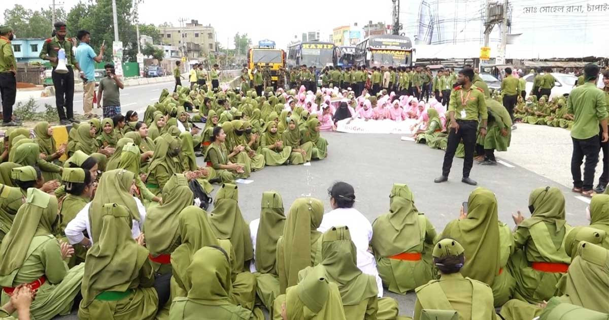 বগুড়ায় মহাসড়ক অবরোধ করে নার্সিং শিক্ষার্থীদের বিক্ষোভ