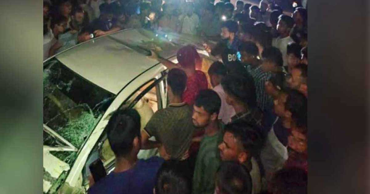 মদ-ভর্তি প্রাইভেটকার দুর্ঘটনার শিকার, লুটেপুটে নিল জনতা