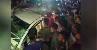 মদ-ভর্তি প্রাইভেটকার দুর্ঘটনার শিকার, লুটেপুটে নিল জনতা