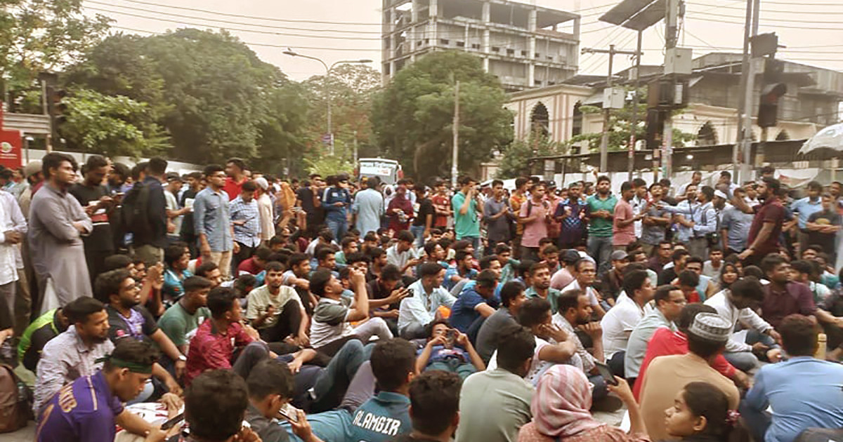 বাদ জুমা গণঅনশনে যাচ্ছেন জবি শিক্ষার্থীরা, চার দফা দাবি