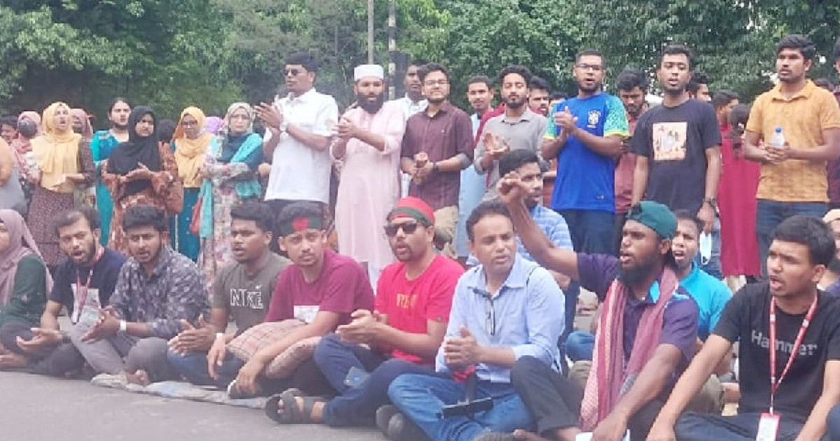 তৃতীয় দিনের মতো রাজপথে জবি শিক্ষার্থীরা