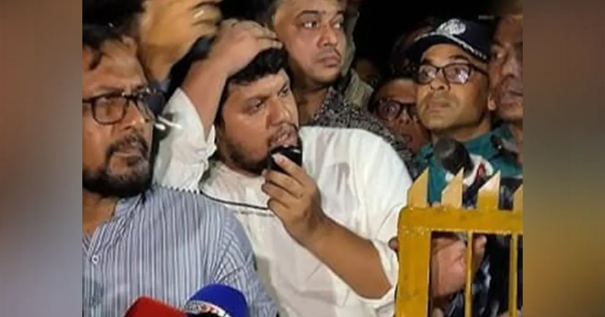 উপদেষ্টা মাহফুজের দিকে পানির বোতল নিক্ষেপের ঘটনায় একজনকে জিজ্ঞাসাবাদ