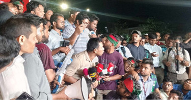 রাত পেরিয়ে দিনেও চলছে জবি শিক্ষার্থীদের আন্দোলন, জুমার পর গণঅনশন