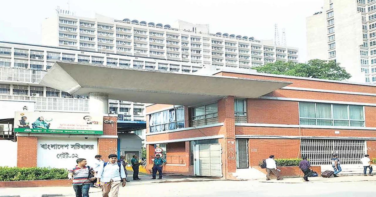 আজ ছুটির দিনেও চলছে সরকারি অফিস-ব্যাংক